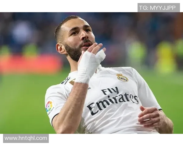 《聚焦13位足球明星的传奇轨迹与精彩瞬间》